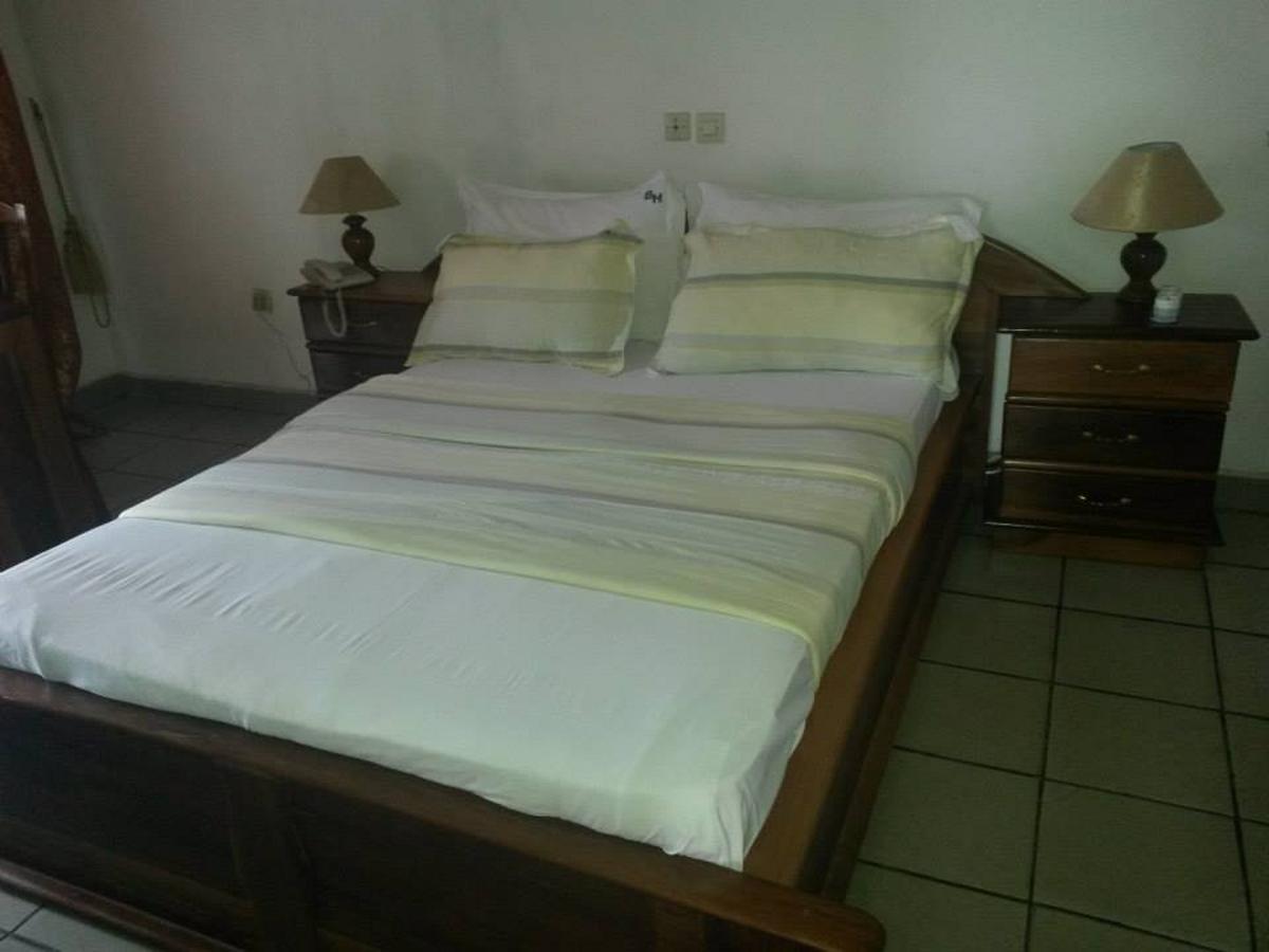 Barcelone Hotel Douala Exterior foto